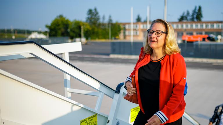 Svenja Schulze (SPD), Bundesministerin fuer wirtschaftliche Zusammenarbeit und Entwicklung, reist nach Pakistan. Hier beim Einstieg in ein Flugzeug der Flugbereitschaft BMVg auf dem Flughafen BER. Berlin, 20.08.2024.