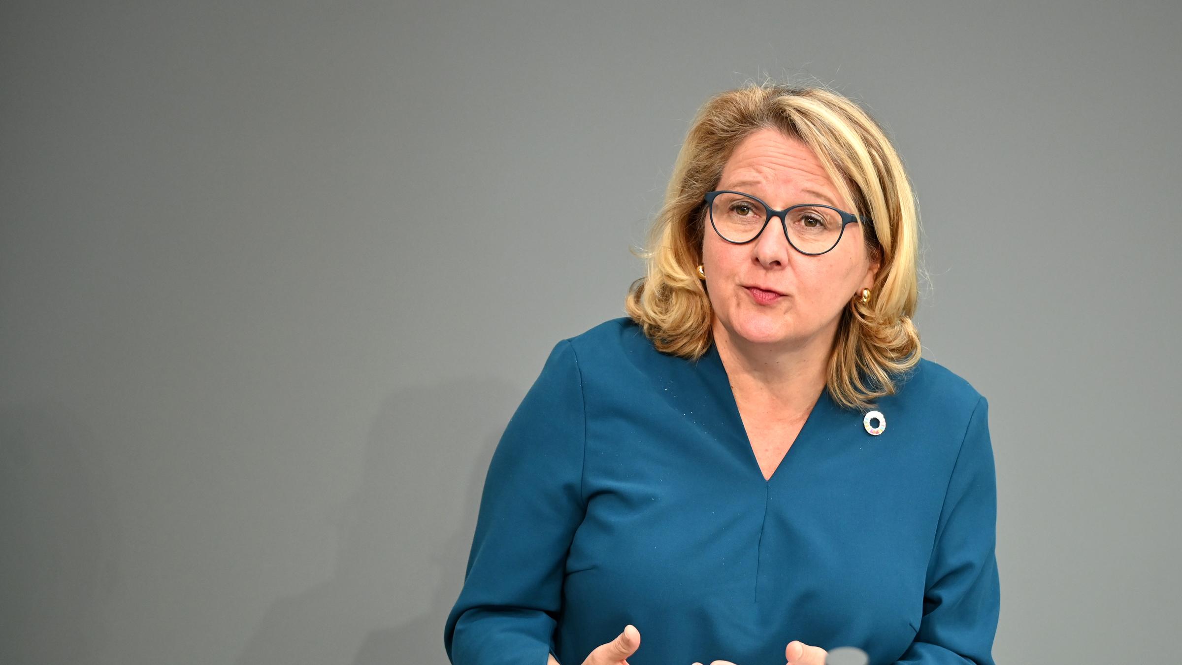 Svenja Schulze spricht im Bundestag.