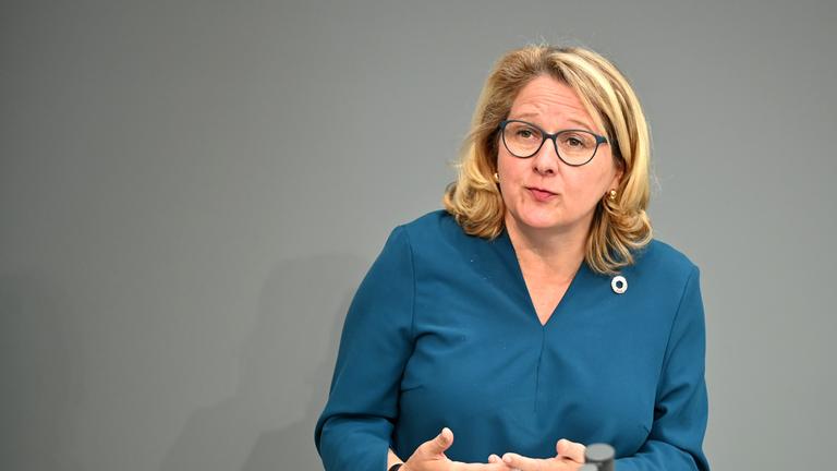 Svenja Schulze spricht im Bundestag.