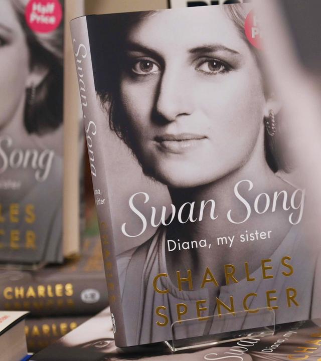 Charles Spencers Buch über Prinzessin Diana wird in einer Londoner Buchhandlung ausgestellt. London, Vereinigtes Königreich – 22. September.