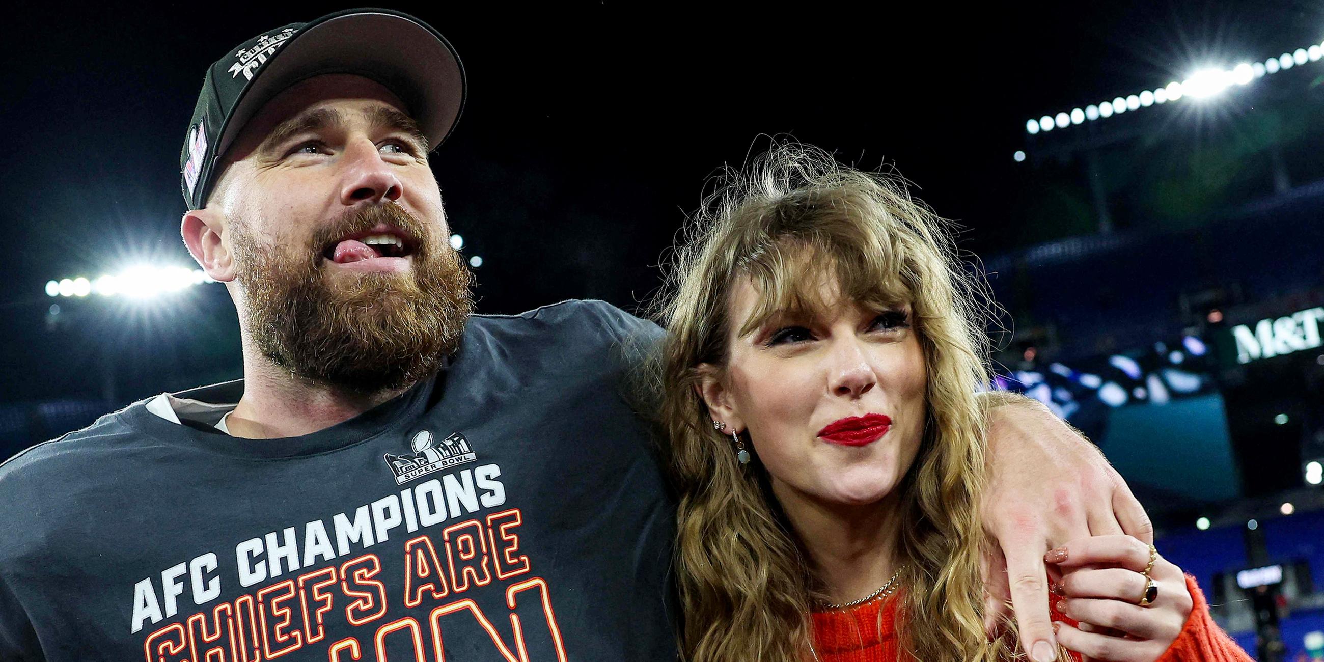 Travis Kelce feiert zusammen mit seiner Freundin Taylor Swift den Sieg der Kansas City Chiefs.