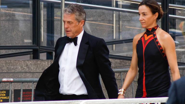 Hugh Grant und Anna Eberstein