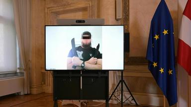 Ein Fernseher zeigt einen verpixelten Mann mit Messers in den Händen.