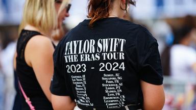 Taylor Swift-Fans tragen Merchandise-Shirts der Eras-Tour in Wien.