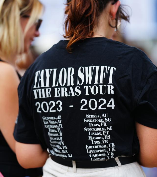 Taylor Swift-Fans tragen Merchandise-Shirts der Eras-Tour in Wien.