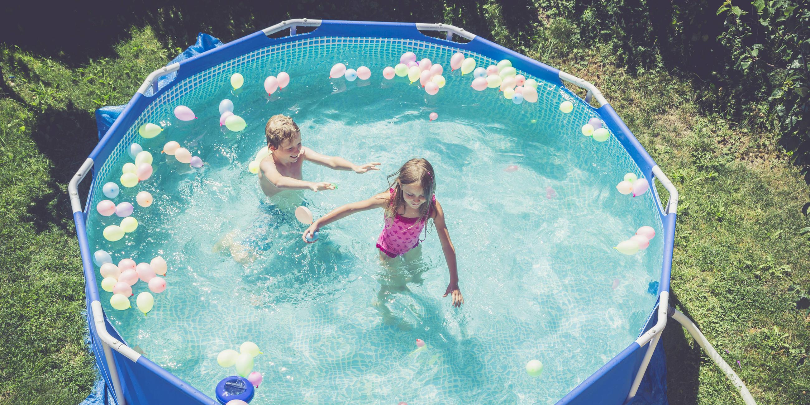 Junge und Mädchen in einem Swimmingpool