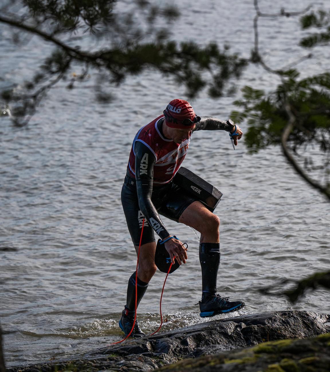 Teilnehmer nehmen am 4. September 2023 an der 17. Ausgabe von ÖTILLÖ, der Swimrun-Weltmeisterschaft, WM, Weltmeisterschaftslauf von Sandhamn nach Utö, im Stockholmer Schärengarten teil. 