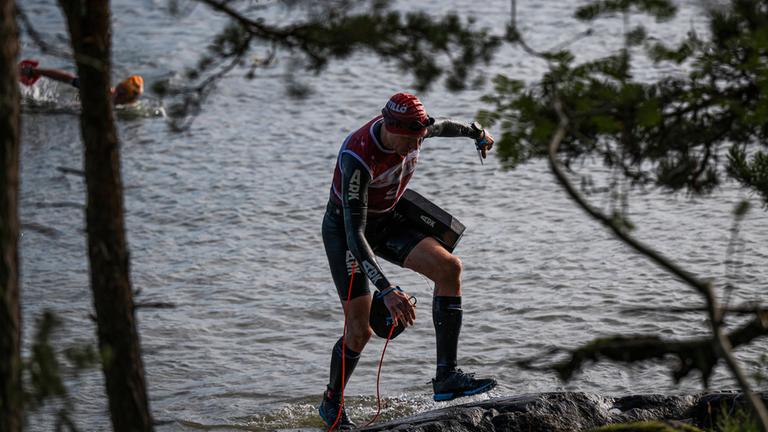 Teilnehmer nehmen am 4. September 2023 an der 17. Ausgabe von ÖTILLÖ, der Swimrun-Weltmeisterschaft, WM, Weltmeisterschaftslauf von Sandhamn nach Utö, im Stockholmer Schärengarten teil. 