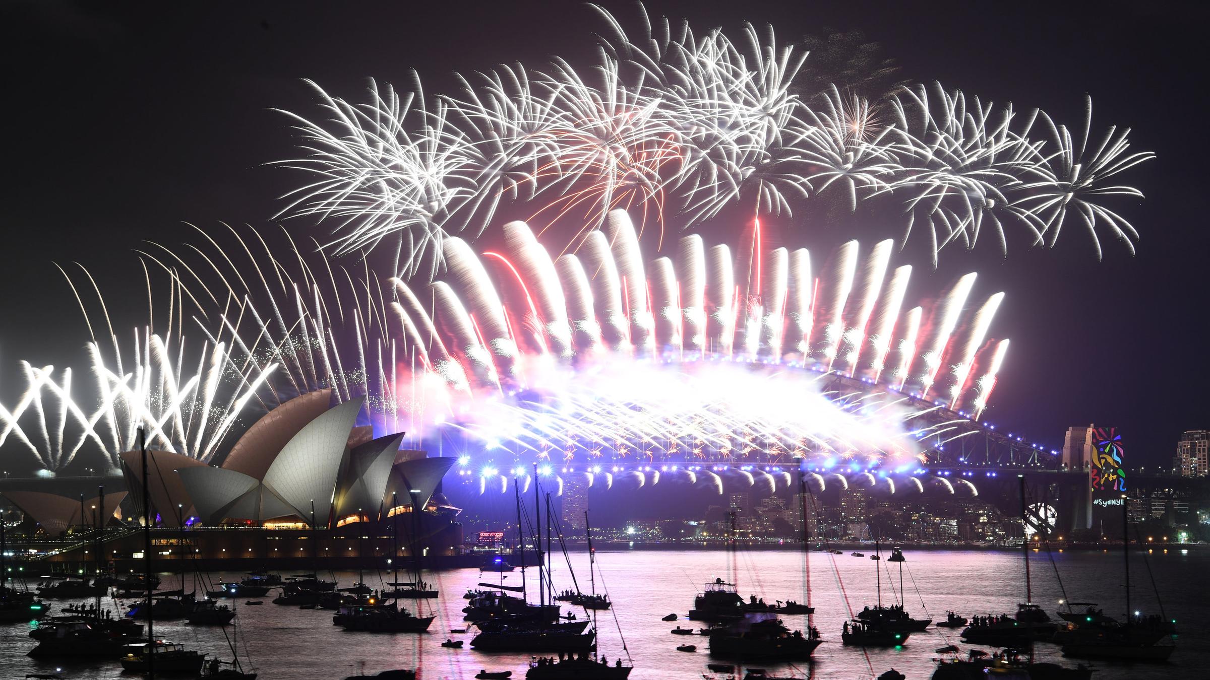 Feuerwerk über der Harbour Bridge in Sydney, Australien