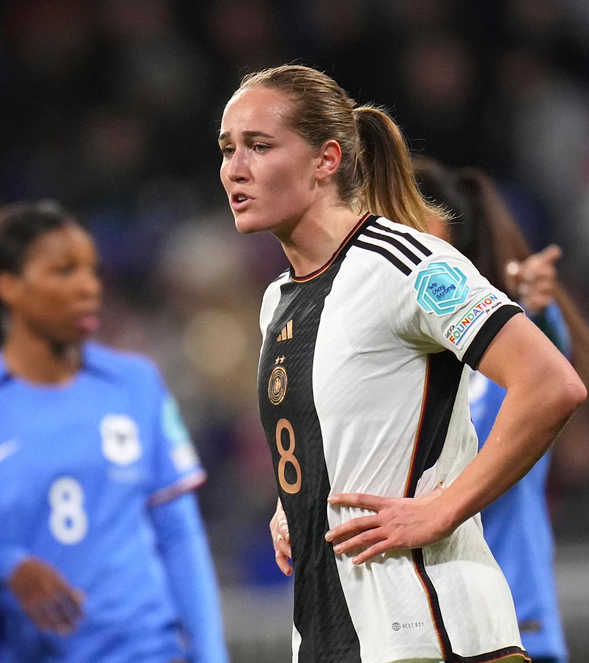 Sydney Lohmann im Trikot der deutschen Nationalmannschaft, mit Spielerinnen des französischen Teams im Hintergrund.