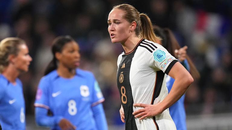 Sydney Lohmann im Trikot der deutschen Nationalmannschaft, mit Spielerinnen des französischen Teams im Hintergrund.