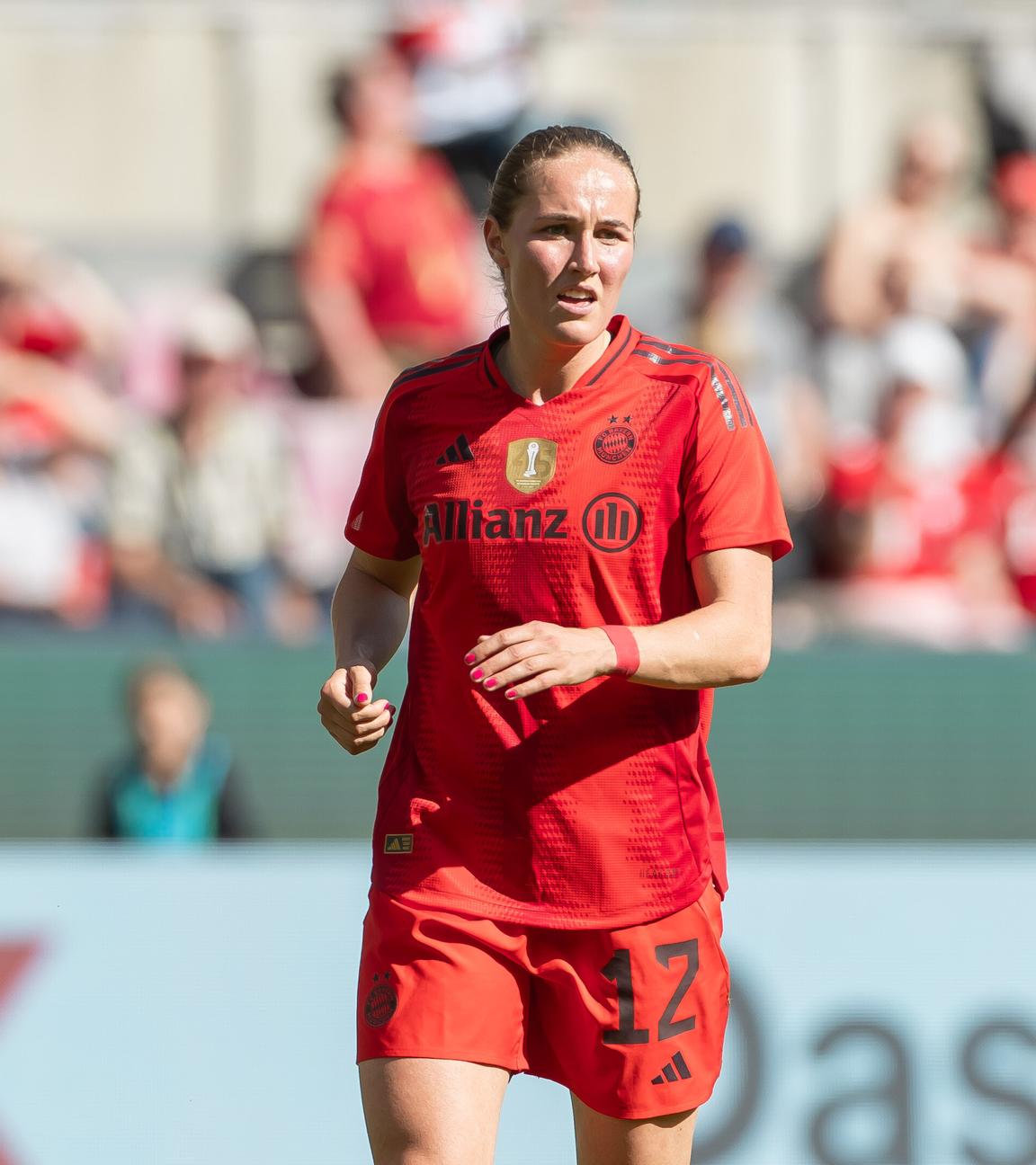 Nationalspielerin Sydney Lohmann im Trikot des FC Bayern München