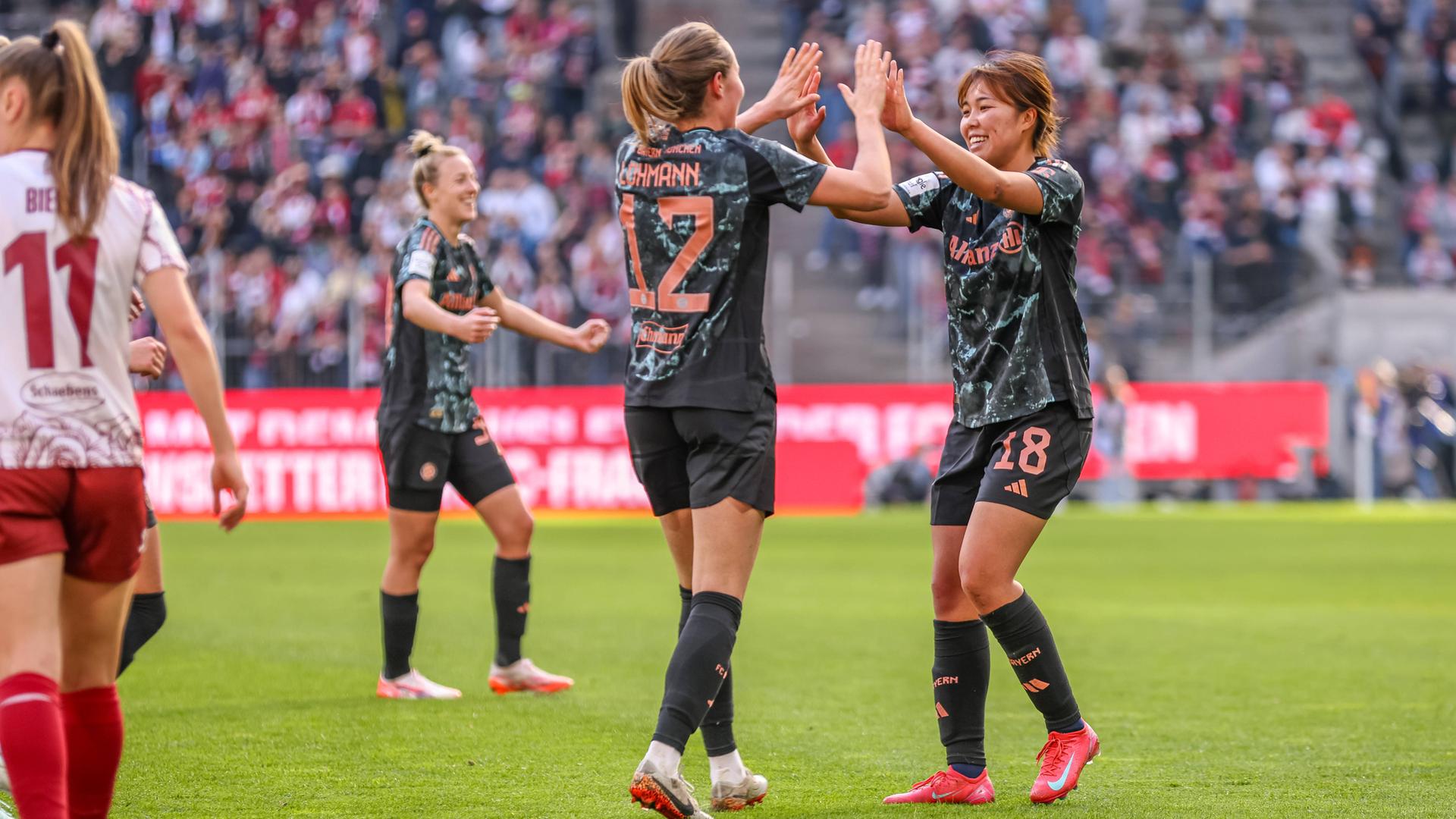 Sydney Lohmann (FC Bayern München 12) jubelt mit Momoko Tanikawa (FC Bayern München 18) über ihr Tor zum 3:0.