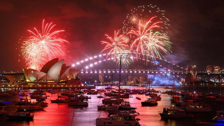 Während der Silvesterfeierlichkeiten am Mrs. Macquarie's Point in Sydney war um 21 Uhr das Feuerwerk "Calling Country" über dem Hafen von Sydney zu sehen