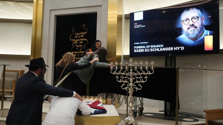 Angehörige trauern am Sarg von Rabbi Eli Schlanger, einem Opfer des Terrorangriffs in Bondi Beach in Sydney.