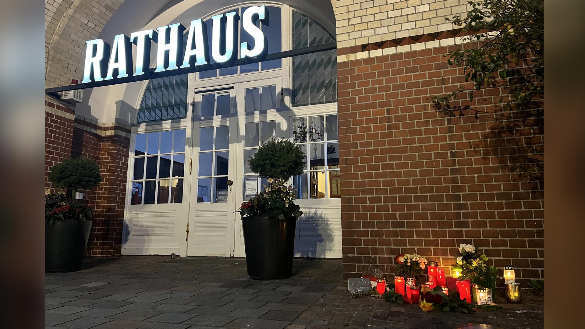 Rund 20 Grablichter sowie Blumen und Karten stehen vor dem Rathaus. Der ehemalige Sylter Bürgermeister Nikolas Häckel ist im Alter von 50 Jahren unter noch nicht geklärten Umständen in Hamburg gestorben.