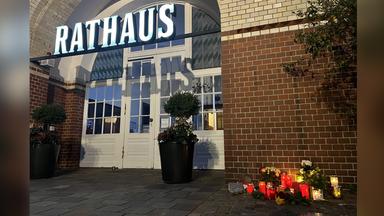 Rund 20 Grablichter sowie Blumen und Karten stehen vor dem Rathaus. Der ehemalige Sylter Bürgermeister Nikolas Häckel ist im Alter von 50 Jahren unter noch nicht geklärten Umständen in Hamburg gestorben.