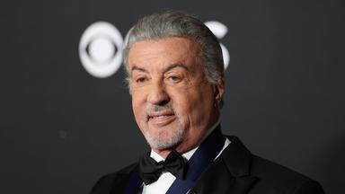 Der Schauspieler Sylvester Stallone posiert am 07.12.2025 auf dem roten Teppich bei den „Kennedy Honors“ im Kennedy Center in Washington, USA. 
