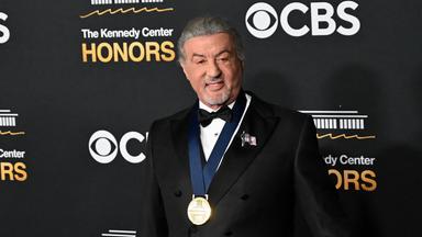 US-Schauspieler Sylvester Stallone auf dem roten Teppich der Kennedy Center of Honors Gala mit seiner frischen Ehren-Auszeichnung