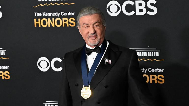 US-Schauspieler Sylvester Stallone auf dem roten Teppich der Kennedy Center of Honors Gala mit seiner frischen Ehren-Auszeichnung