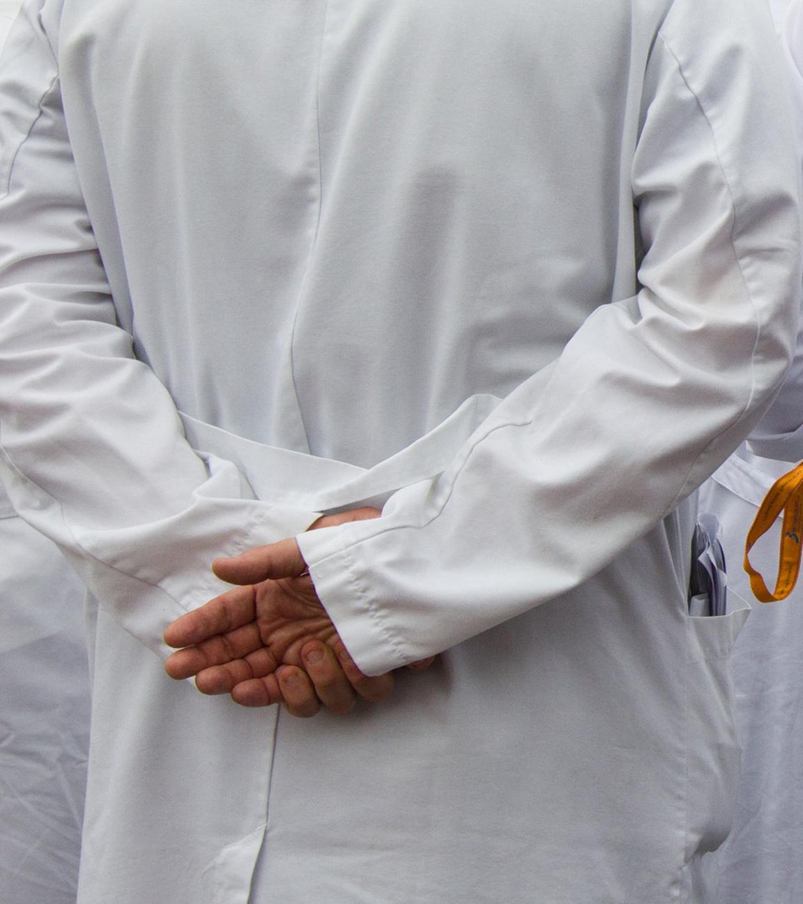 Ärzte in weißen Kitteln in einer Klinik. (Symbolbild)