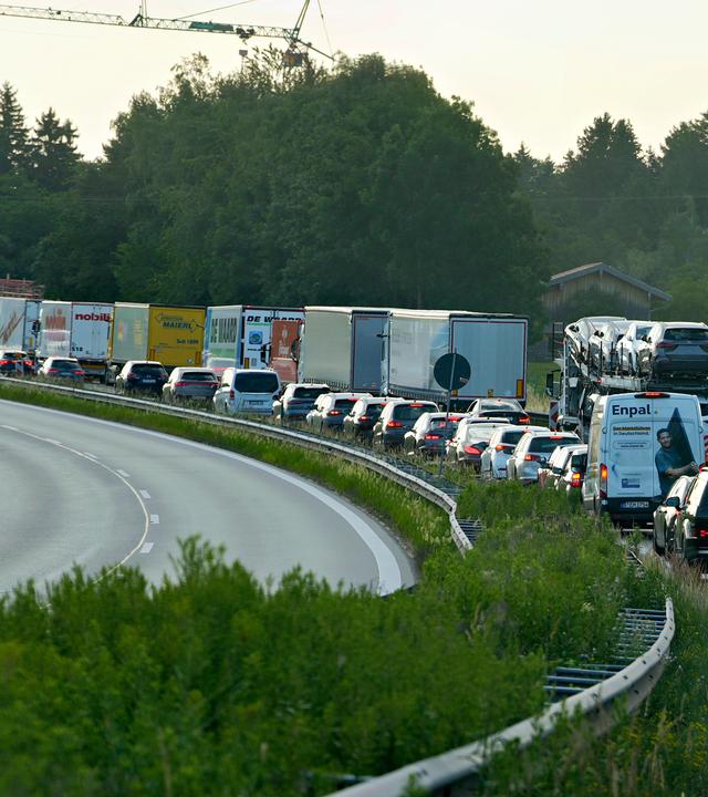 Mehrere Autos und Lastwagen stehen auf einer Autobahn im Stau. (Symbolbild)
