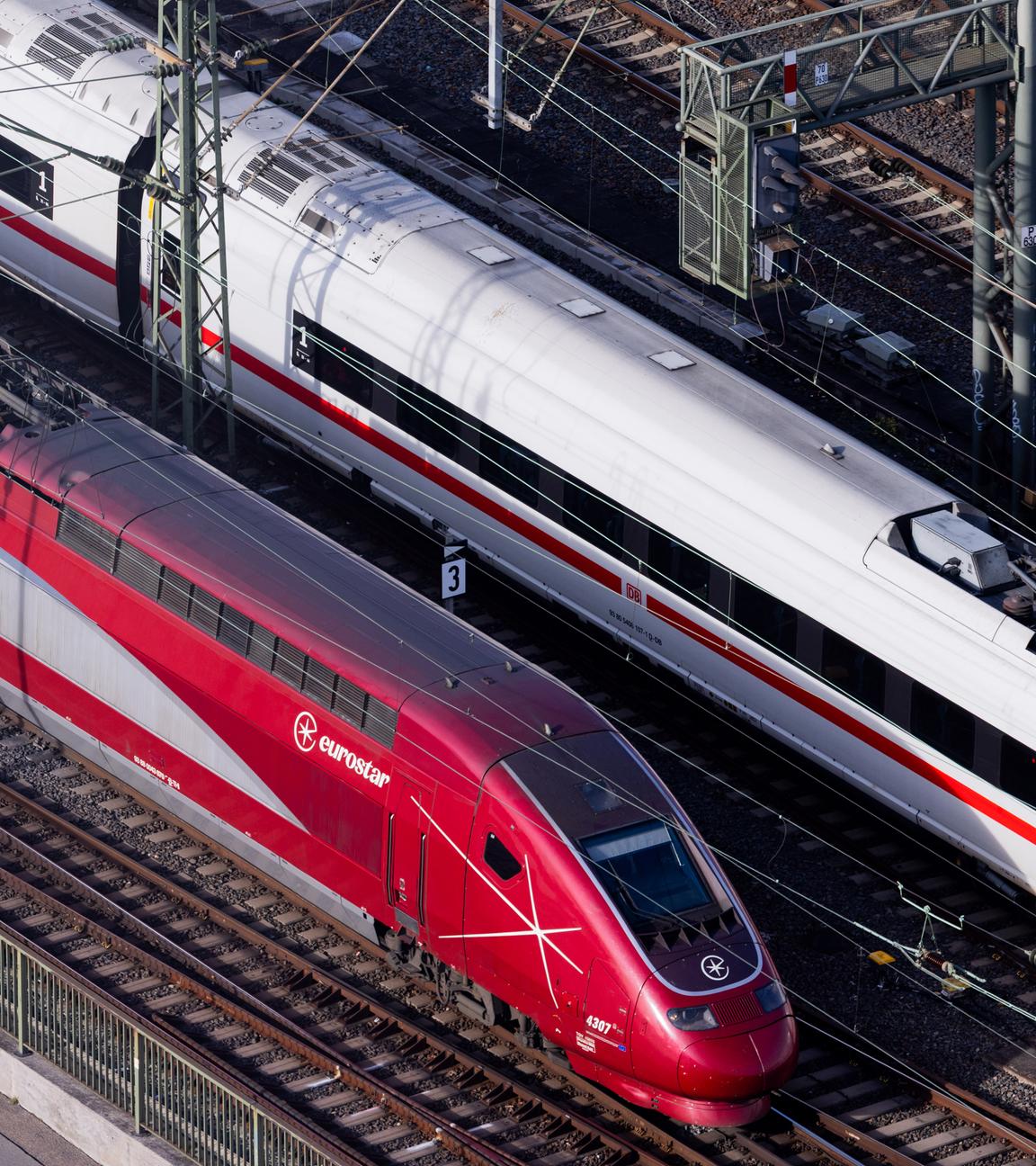 Zwei Züge stehen in einem Bahnhof