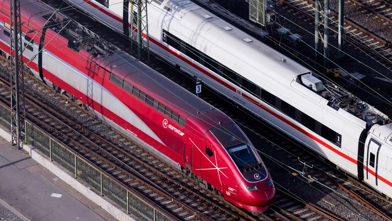 Zwei Züge stehen in einem Bahnhof