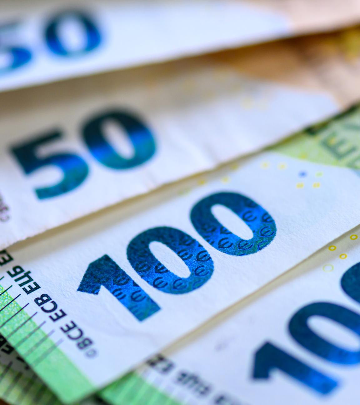 Geldscheine liegen auf einem Tisch. (Archiv)