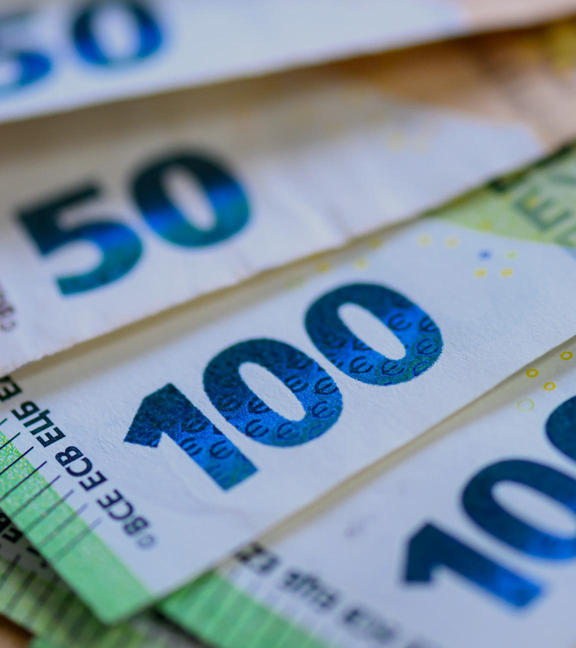 Geldscheine liegen auf einem Tisch. (Archiv)