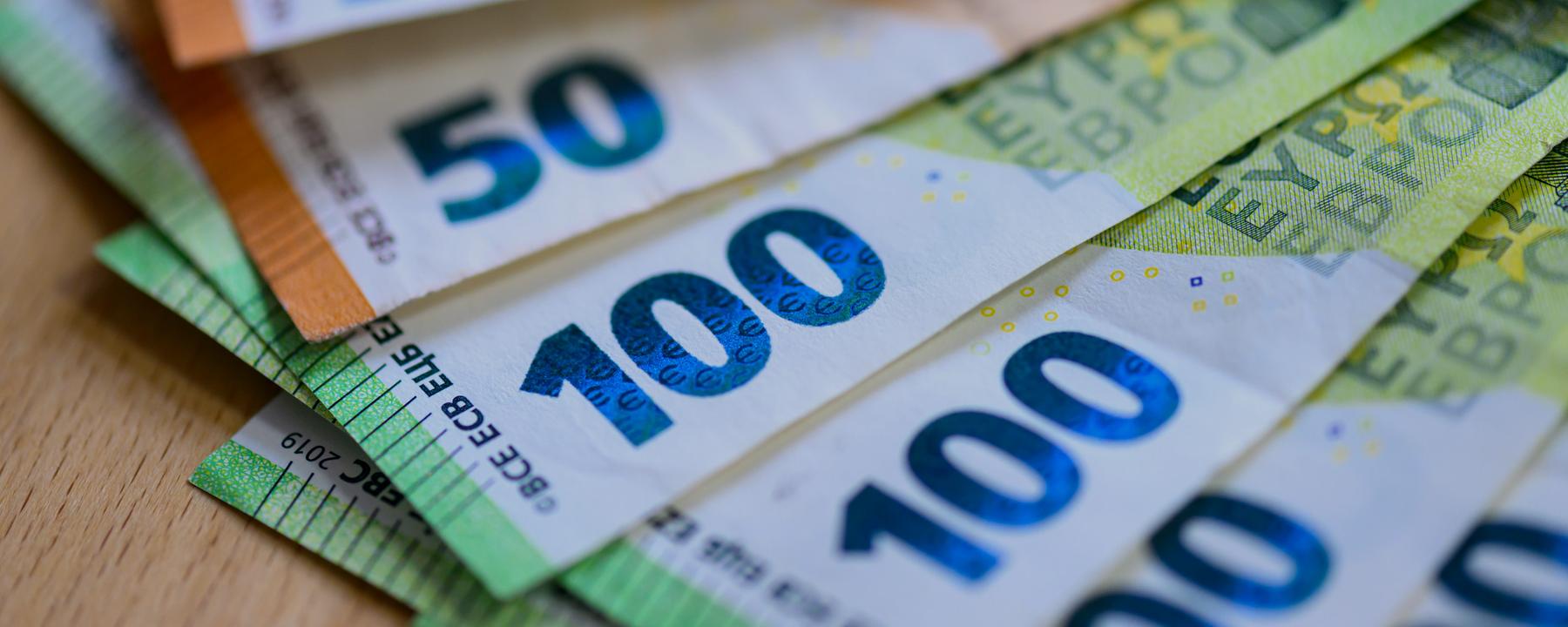 Geldscheine liegen auf einem Tisch. (Archiv)