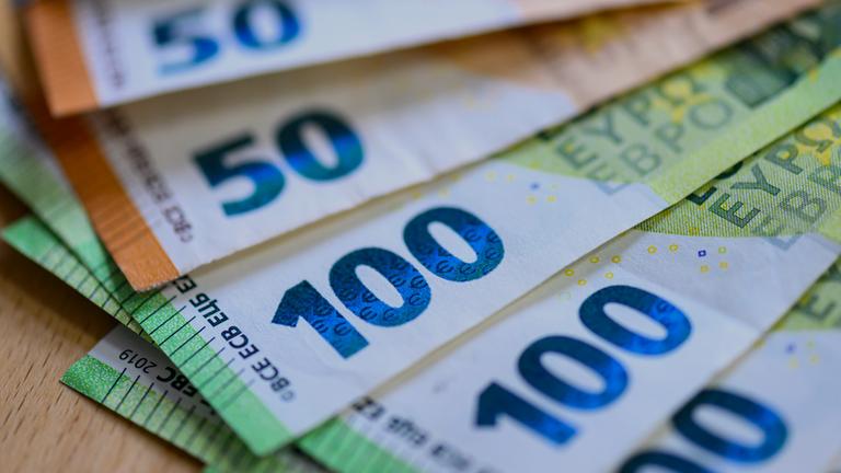 Geldscheine liegen auf einem Tisch. (Archiv)