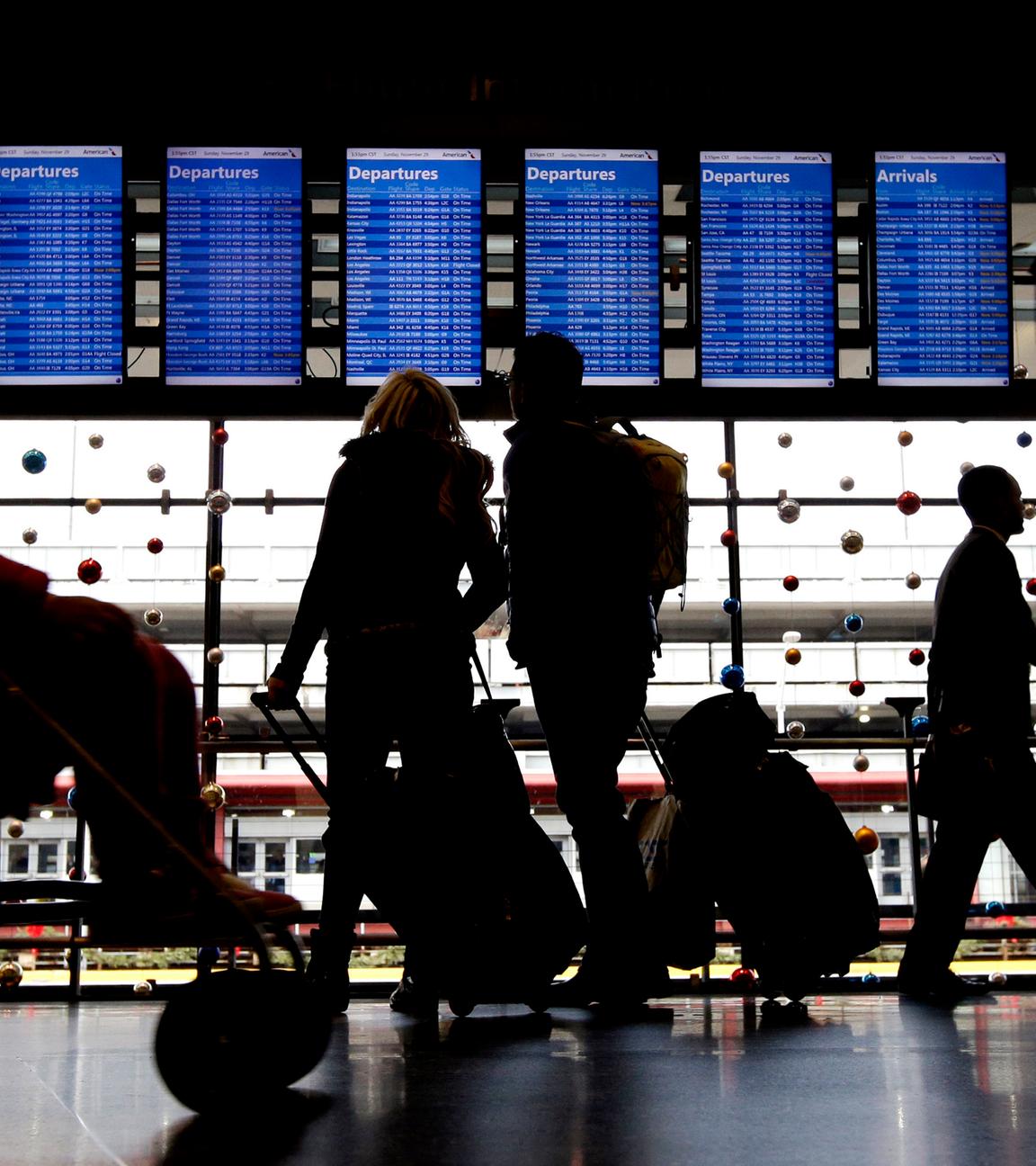 Reisende gehen zu ihren Gates am O'Hare International Airport in Chicago