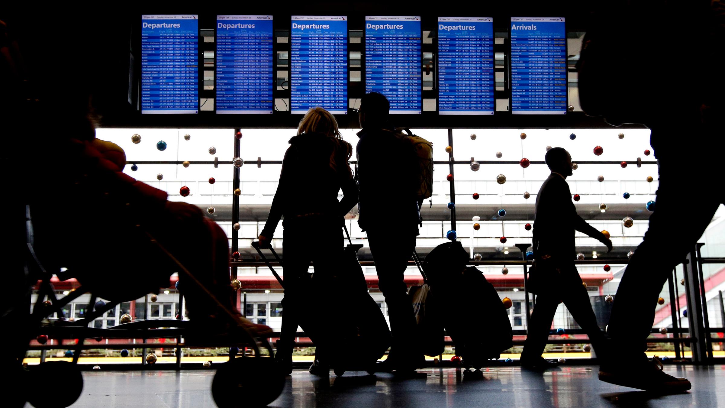 Reisende gehen zu ihren Gates am O'Hare International Airport in Chicago