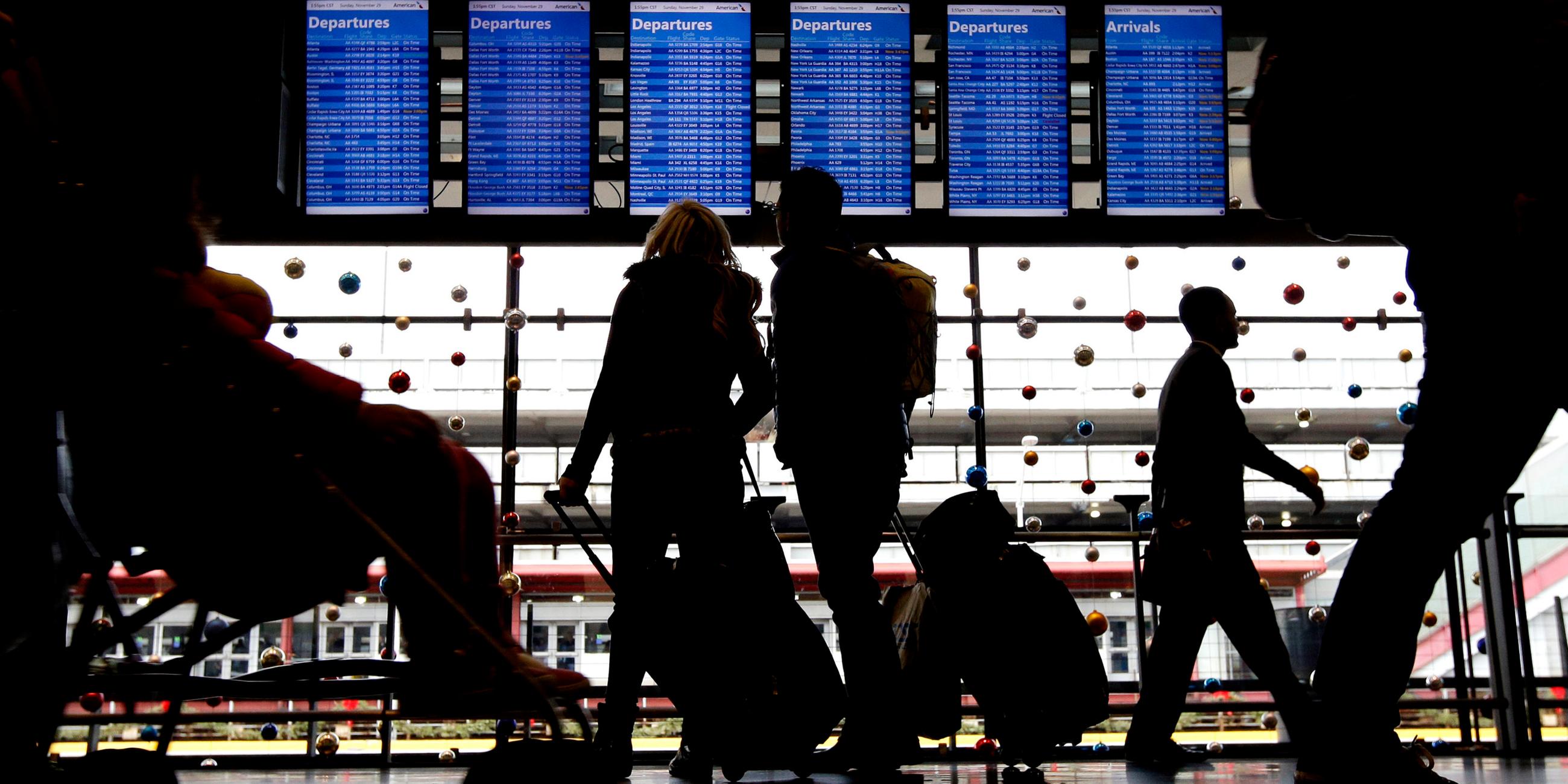 Reisende gehen zu ihren Gates am O'Hare International Airport in Chicago