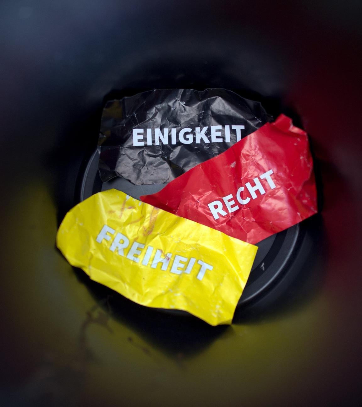 die worte «einigikeit, recht und freiheit» auf flyern in den deutschen nationalfarben