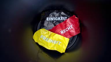 die worte «einigikeit, recht und freiheit» auf flyern in den deutschen nationalfarben