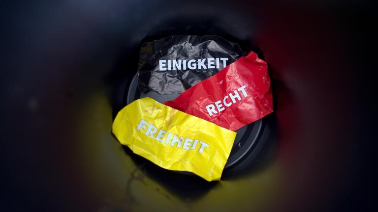 die worte «einigikeit, recht und freiheit» auf flyern in den deutschen nationalfarben