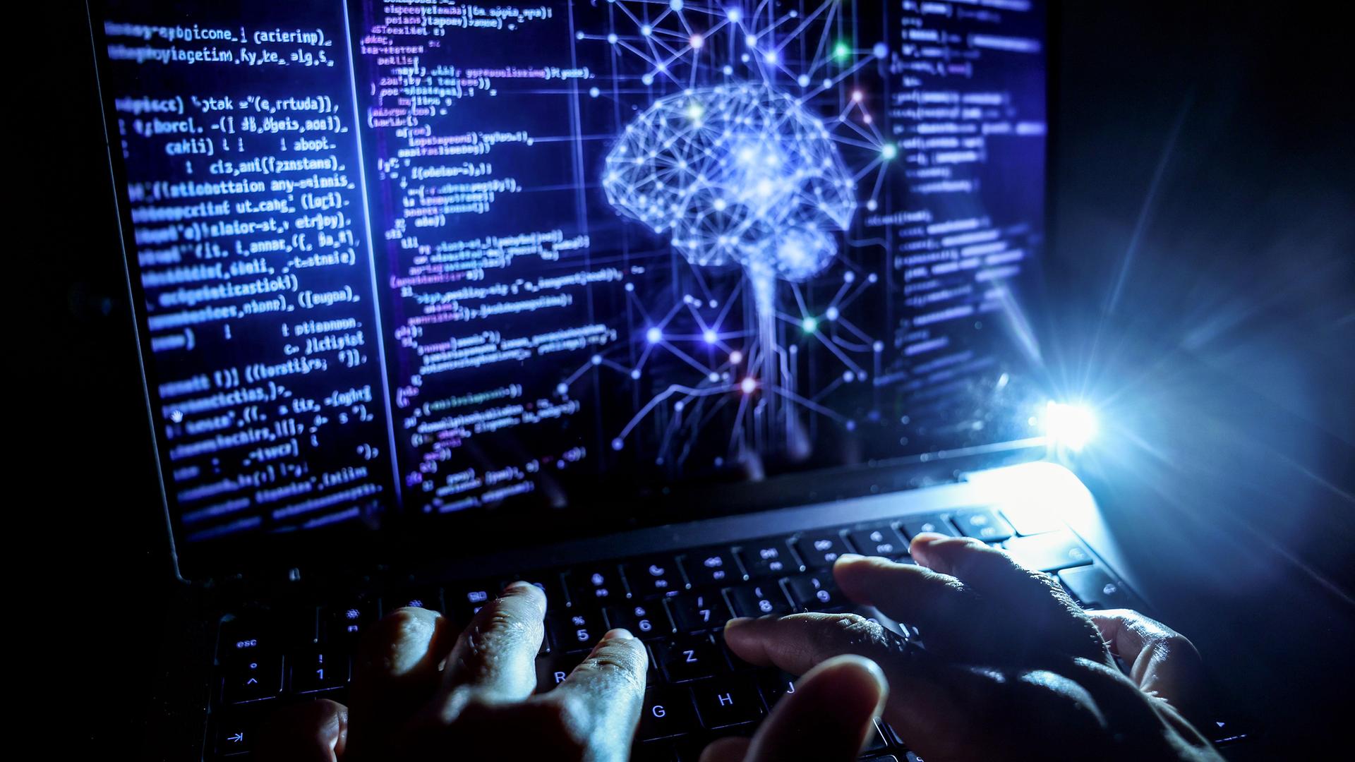 Person arbeitet am Rechner, auf dessen Bildschirm ein durch Künstliche Intelligenz generiertes Illustrationsbild mit Code verschiedener Programmiersprachen zu sehen ist
