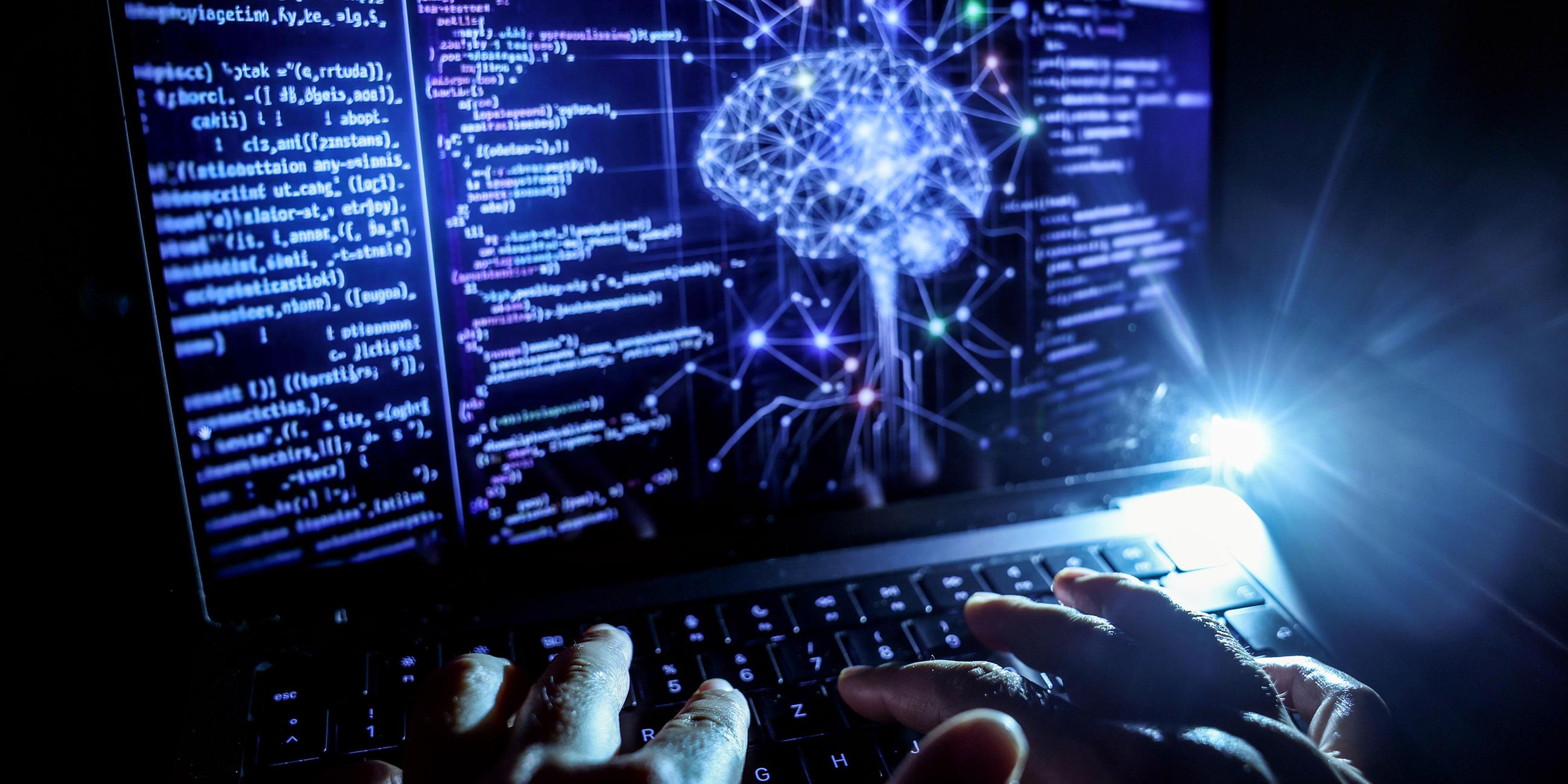 Person arbeitet am Rechner, auf dessen Bildschirm ein durch Künstliche Intelligenz generiertes Illustrationsbild mit Code verschiedener Programmiersprachen zu sehen ist