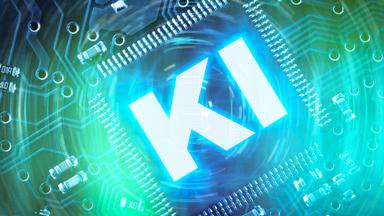 FOTOMONTAGE, Leuchtender Computerchip mit der großen Aufschrift: KI, auf Leiterplatte. Symbolfoto für künstliche Intelligenz