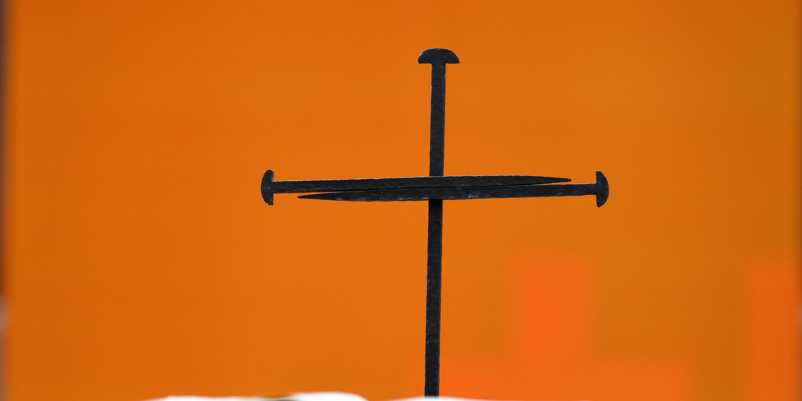 Berlin: Ein Nagelkreuz steht hinter einer Bibel auf einer Bühne vor der Gedächtniskirche.