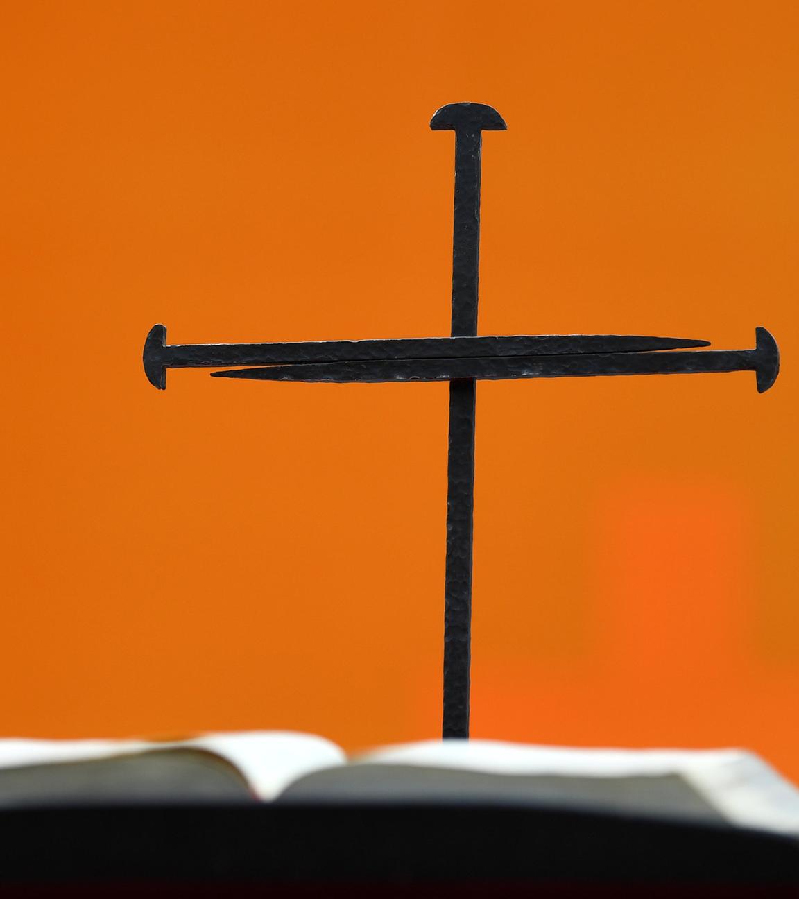 Berlin: Ein Nagelkreuz steht hinter einer Bibel auf einer Bühne vor der Gedächtniskirche. Archivbild