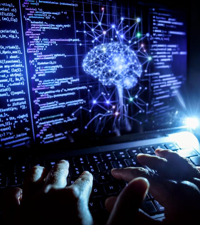 Eine Person arbeitet am Rechner, auf dessen Bildschirm ein durch Künstliche Intelligenz generiertes Illustrationsbild mit Code verschiedener Programmiersprachen und einem neuronalen Netzwerk-Diagramm zu sehen ist