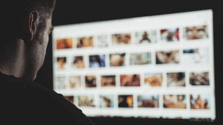 Mann besucht Nachts eine Pornoseite. (Symbolbild)