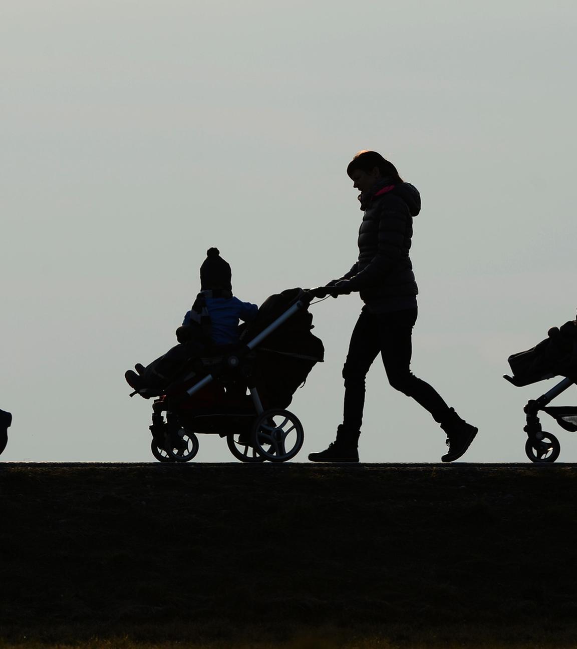 Drei Mütter schieben auf dem Berg «Höchsten» ihre Kinderwagen eine Landstraße entlang.