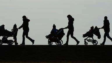 Drei Mütter schieben auf dem Berg «Höchsten» ihre Kinderwagen eine Landstraße entlang.