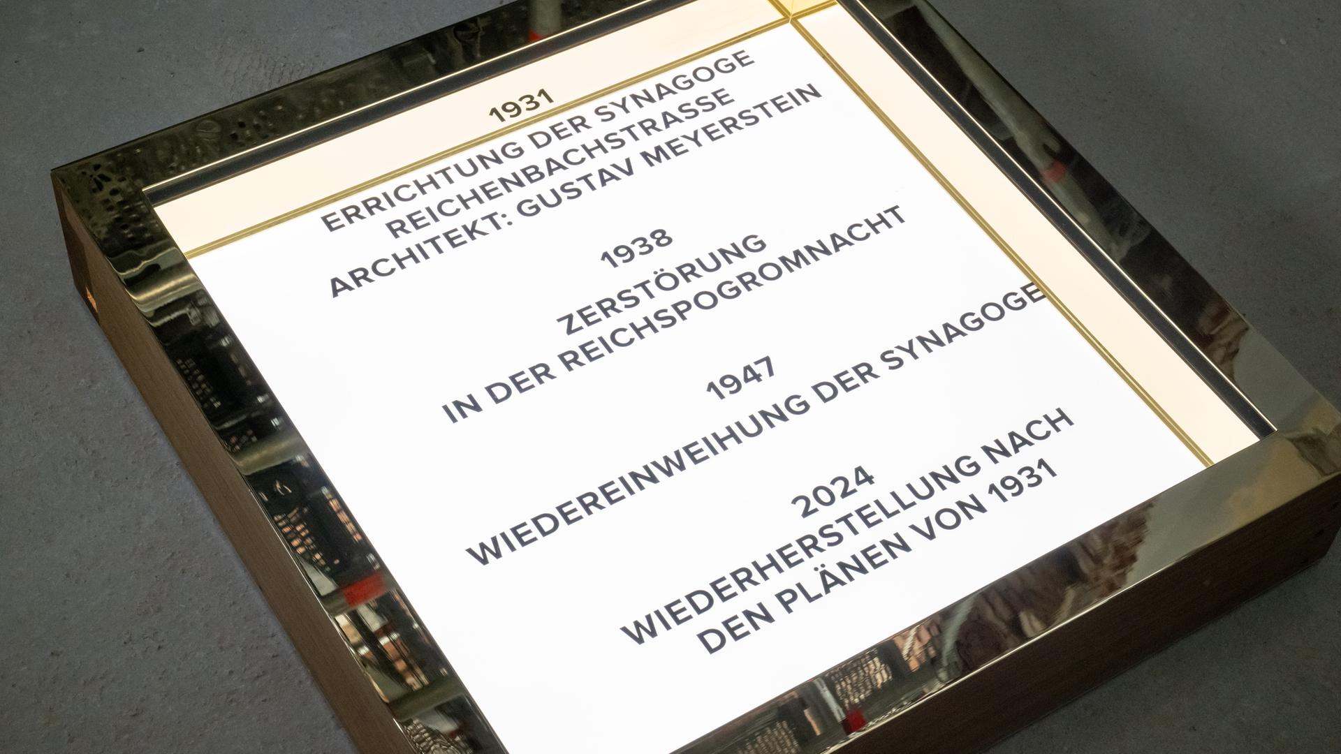 Eine Lichtinstallation weist auf die Geschichte der Synagoge in der Reichenbachstraße hin.