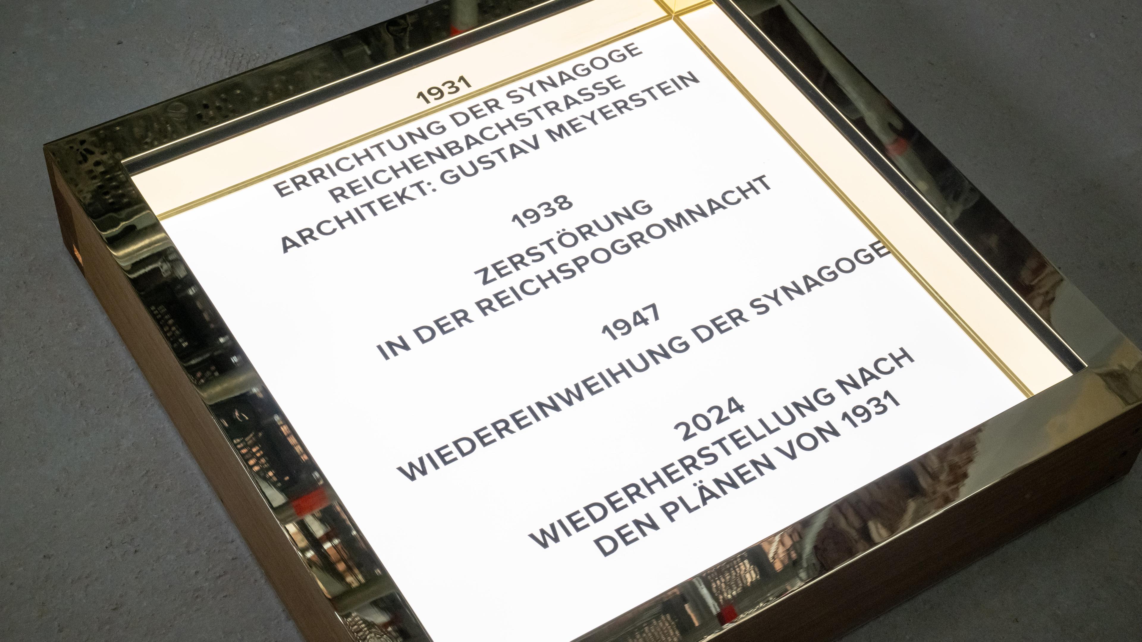 Eine Lichtinstallation weist auf die Geschichte der Synagoge in der Reichenbachstraße hin.