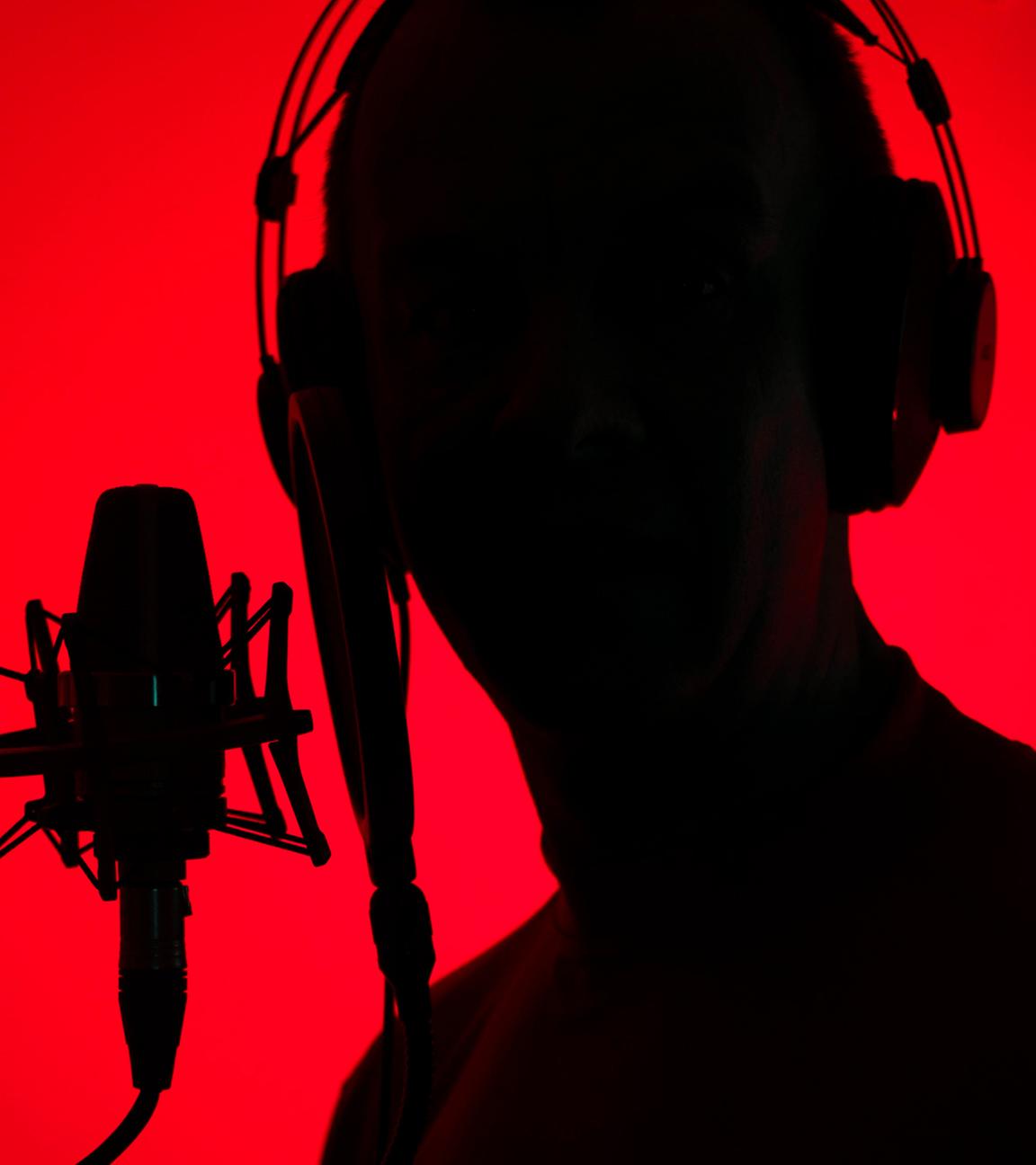 Silhouette eines Synchronsprechers in einem Synchronstudio.